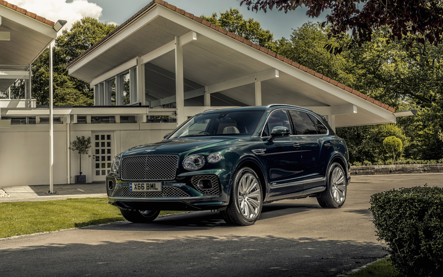 Автомобиль Bentley Bentayga Hybrid 2021 года у дома