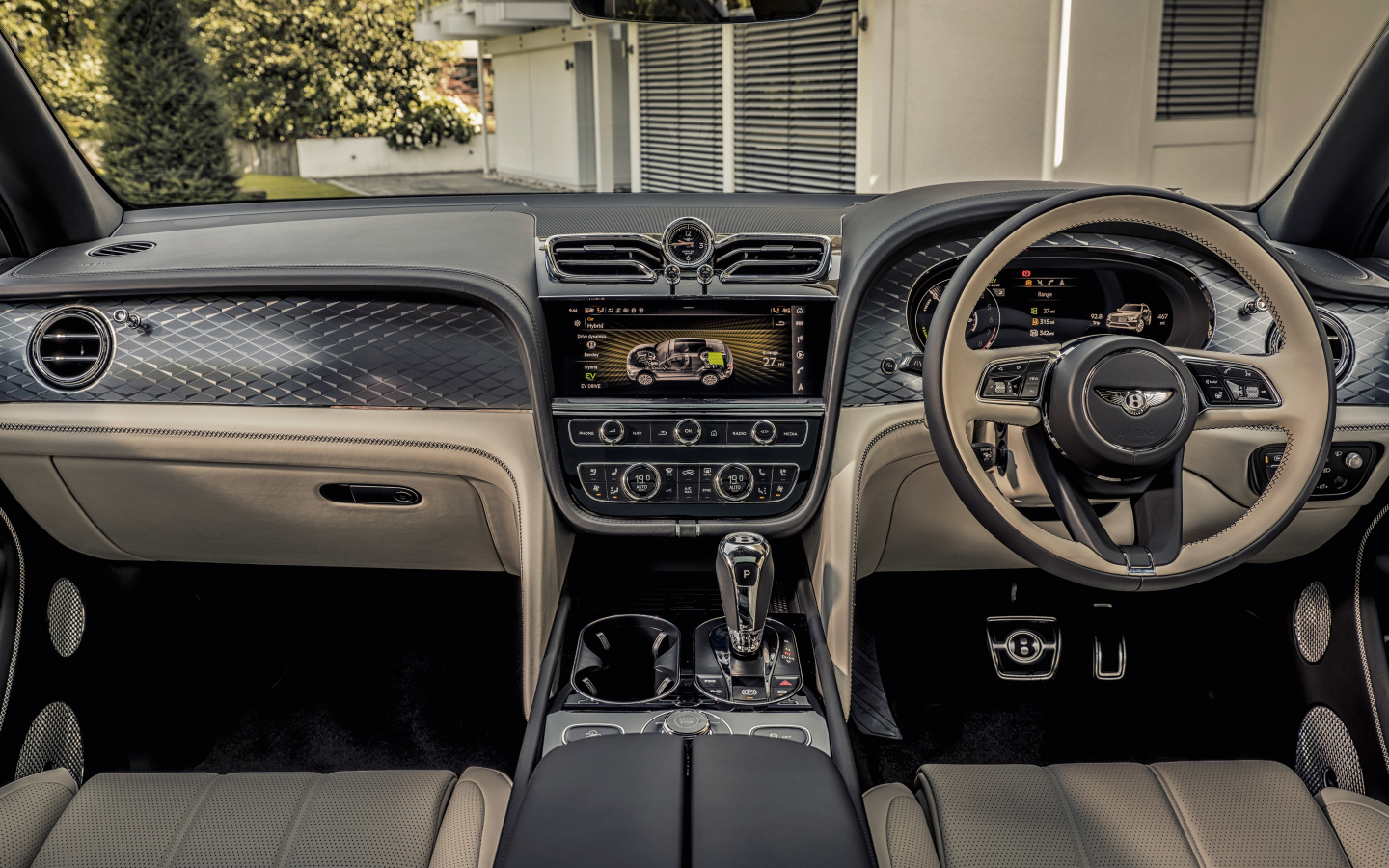 Салон дорого автомобиля Bentley Bentayga Hybrid 2021 года 