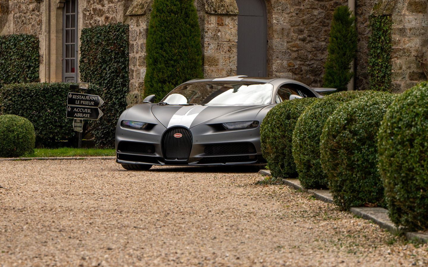 Дорогой автомобиль Bugatti Chiron  у дома