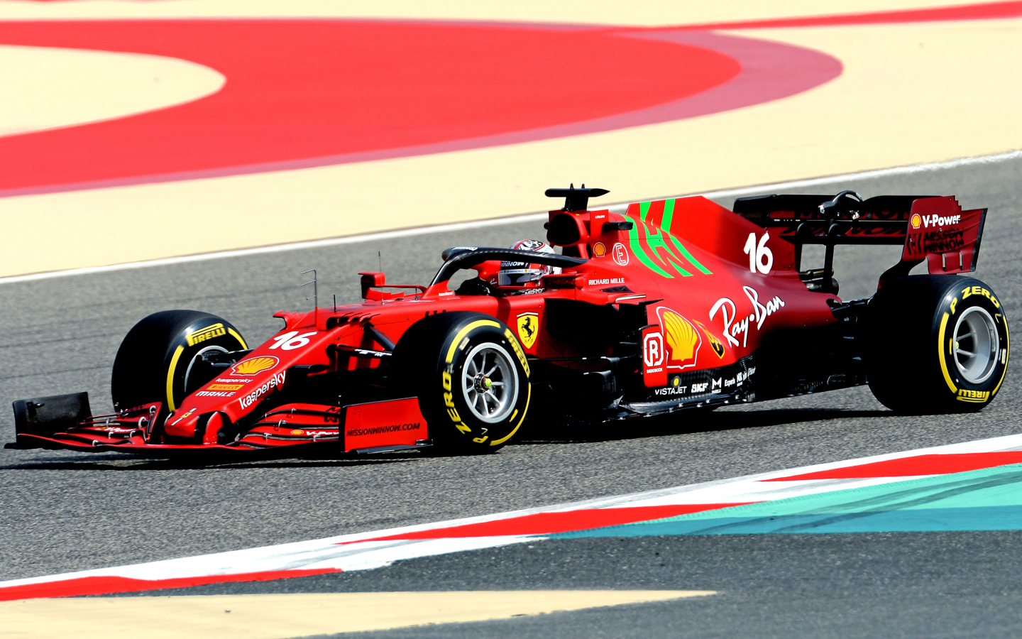 Красный гоночный автомобиль Ferrari SF21 2021 года на трассе