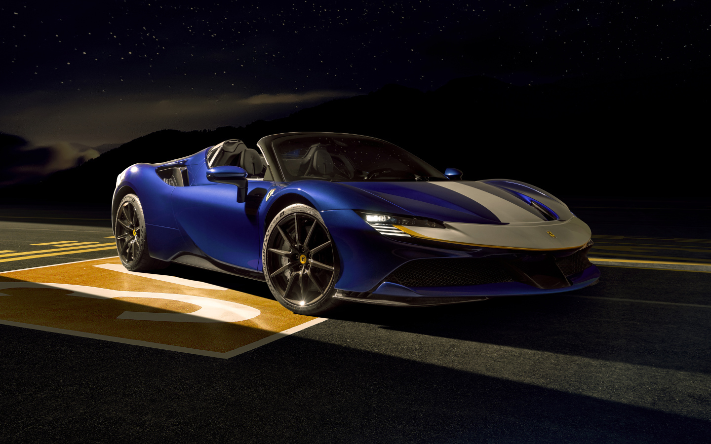 Спортивный кабриолет Ferrari SF90 Spider Assetto Fiorano 2021 года на фоне неба