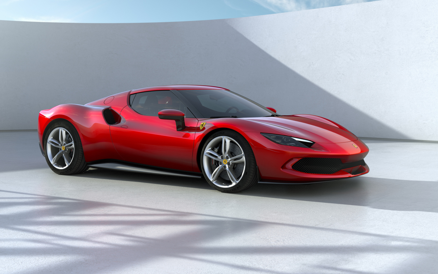 Красный спортивный автомобиль Ferrari 296 GTB 2022 года