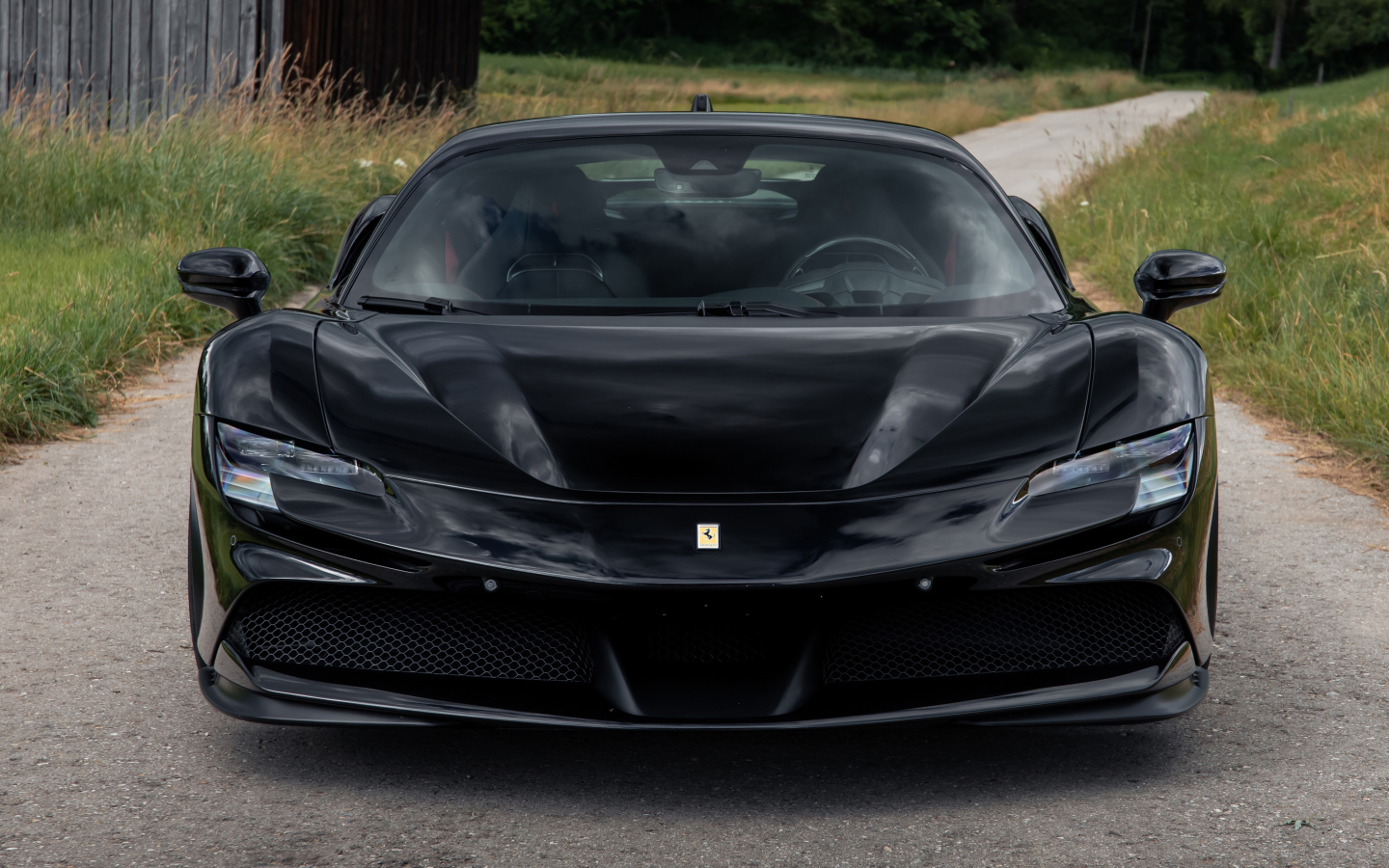 Черный автомобиль Novitec Ferrari SF90 Stradale 2021 вид спереди