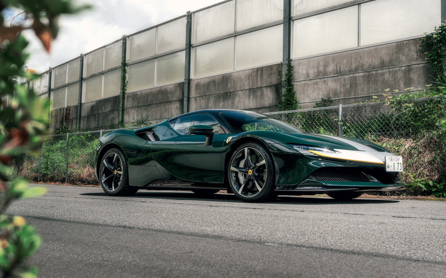 Автомобиль Ferrari SF90 Stradale Assetto Fiorano у стены