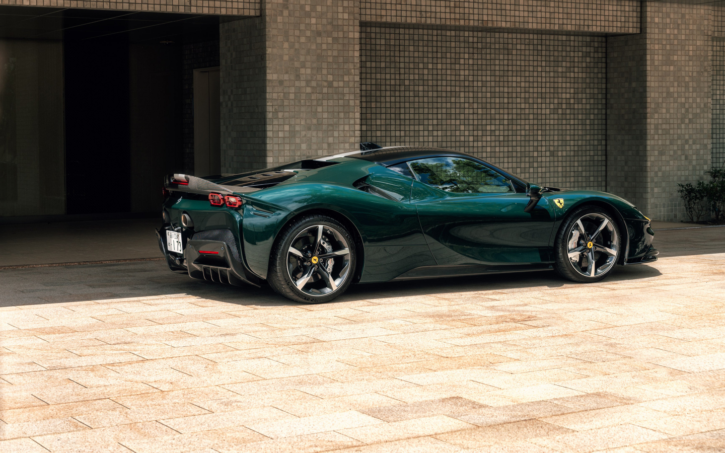 Спортивный Ferrari SF90 Stradale Assetto Fiorano у стены