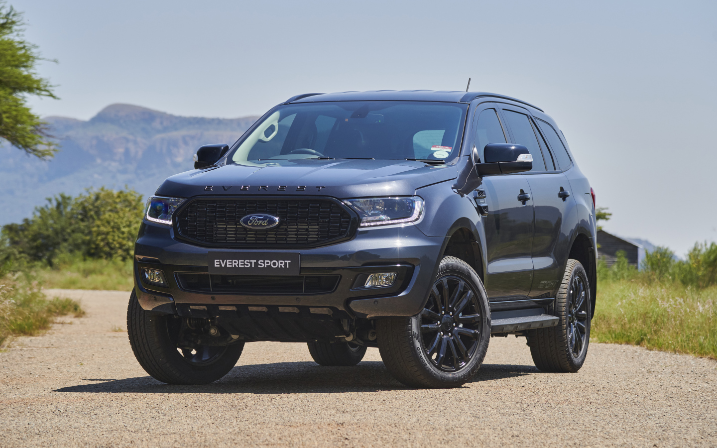Внедорожник Ford Everest Sport 2021 года на дороге