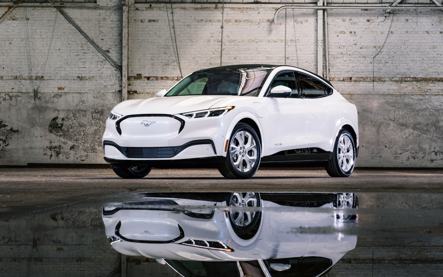 Белоснежный автомобиль  Ford Mustang Mach-E, 2022 года