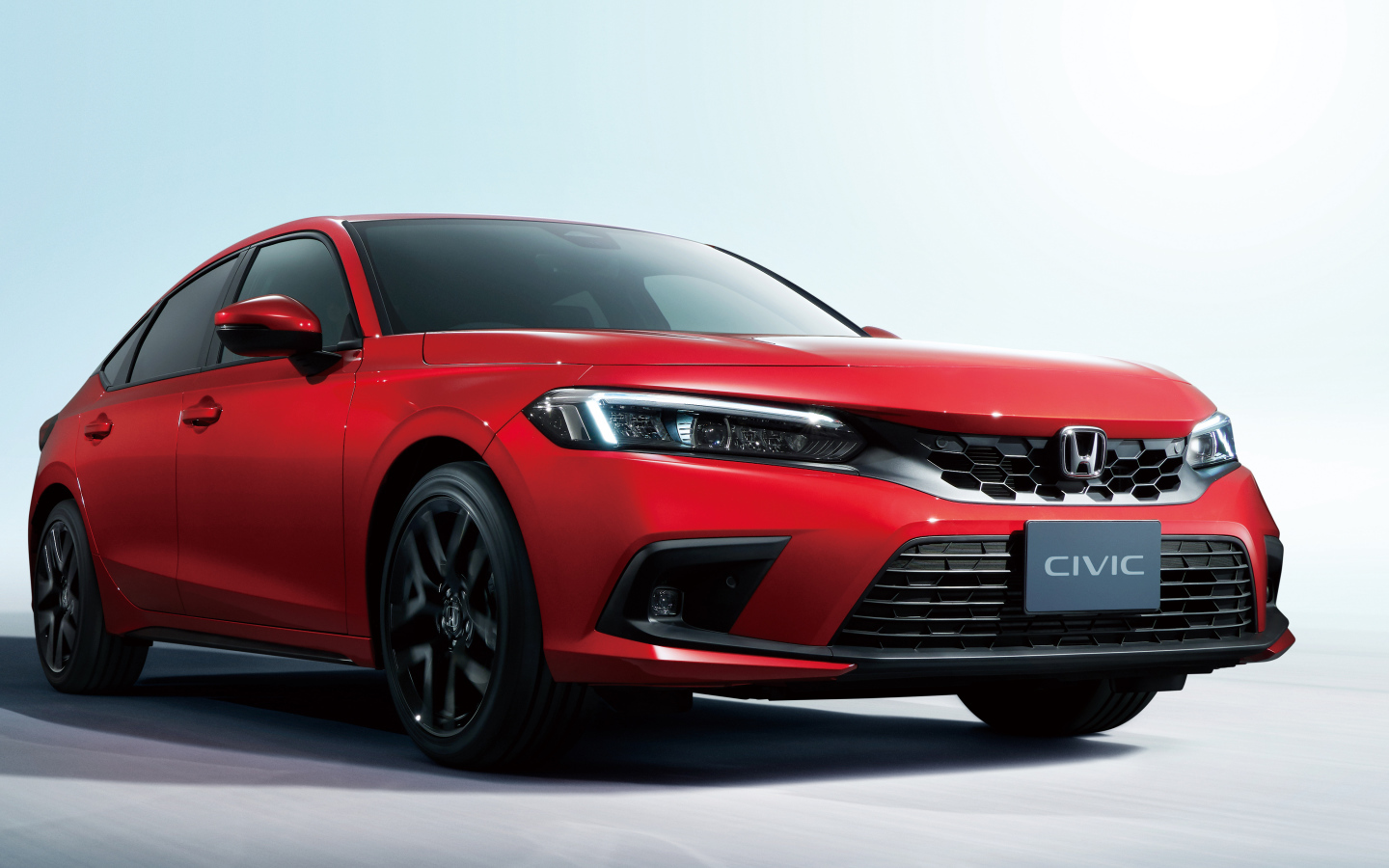 Красный автомобиль Honda Civic Hatchback 2021 года