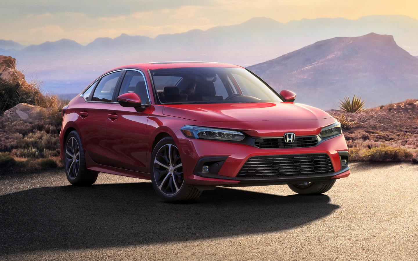 Красная новая Honda Civic, 2022 года в лучах солнца