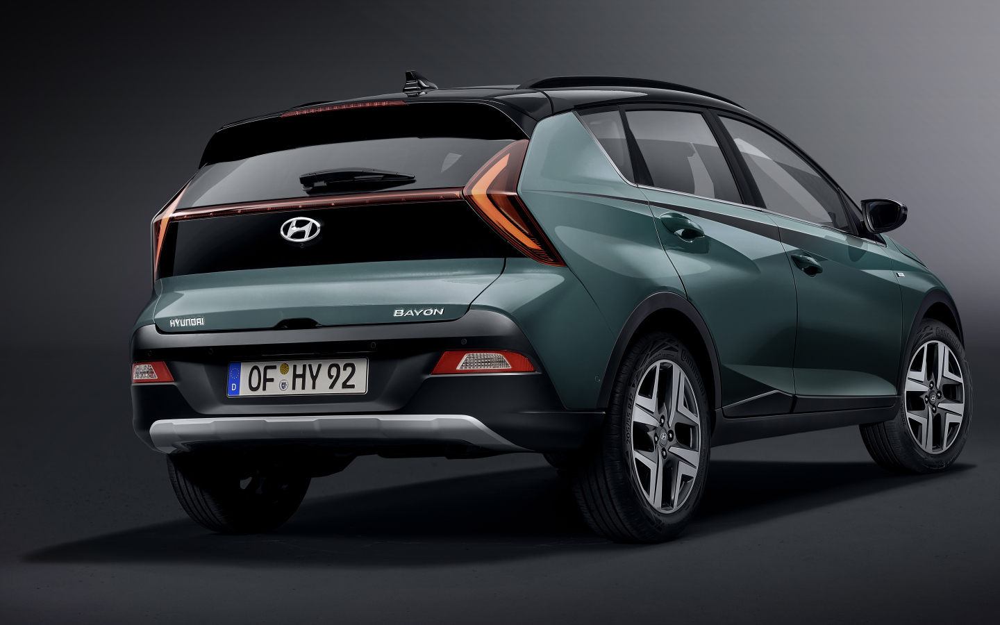 Автомобиль Hyundai IONIQ 5 2021 года вид сзади на сером фоне