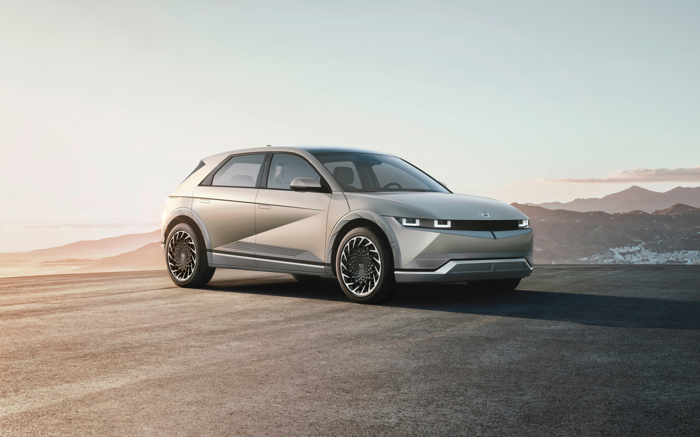 Автомобиль Hyundai IONIQ 5 2021 года в лучах солнца