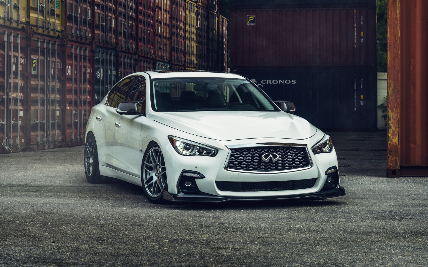 Белый автомобиль Infiniti Q50, 2021 года в порту