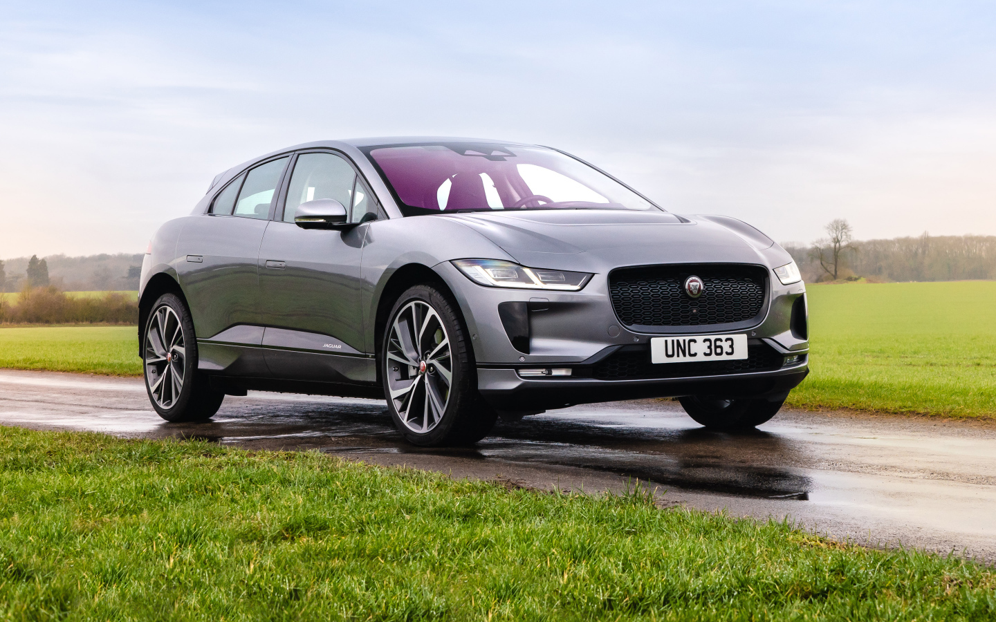 Автомобиль Jaguar I-Pace EV400 AWD S, 2021 года на дороге весной