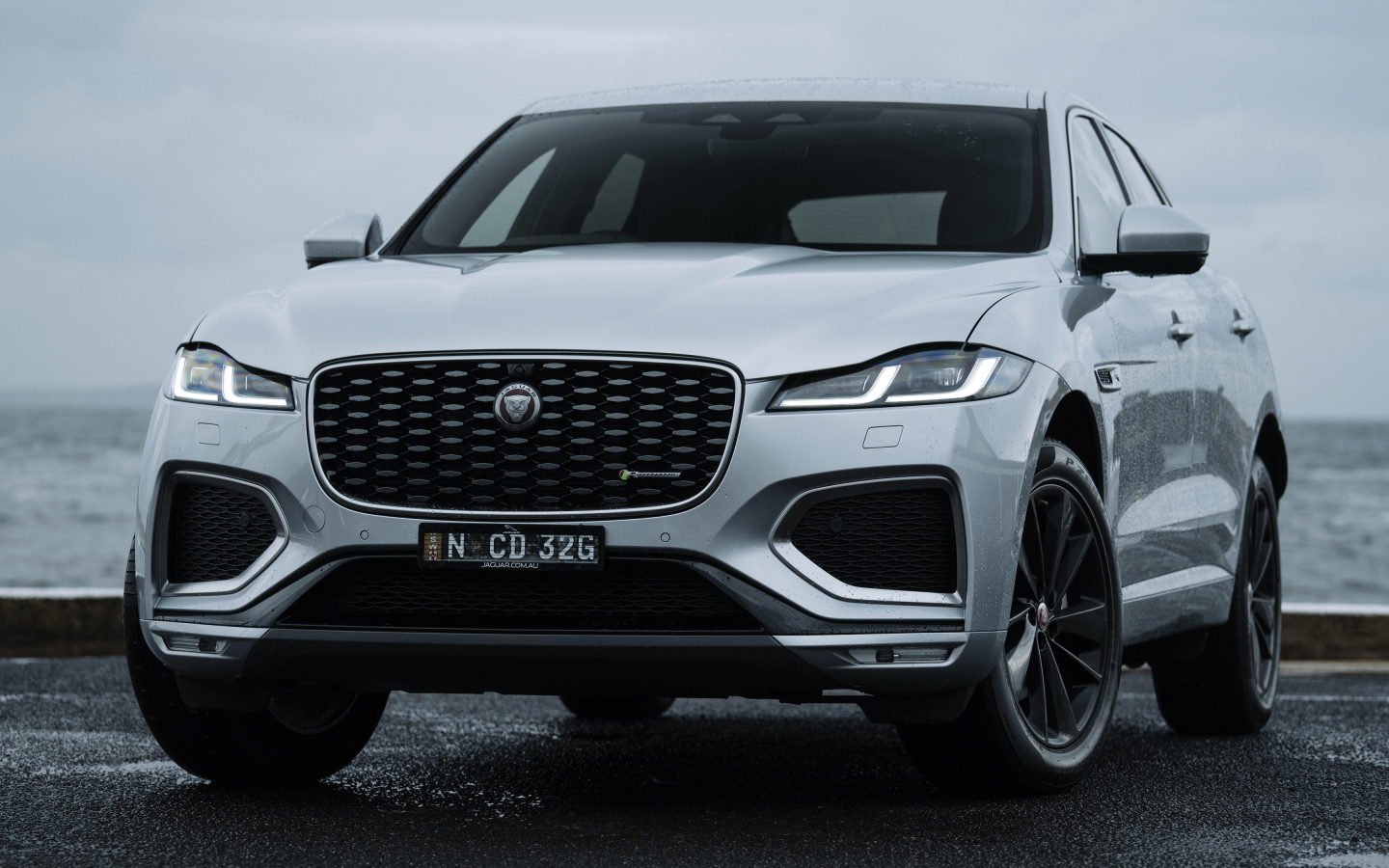 Внедорожник Jaguar F-Pace P250 R-Dynamic, 2021 года на фоне моря