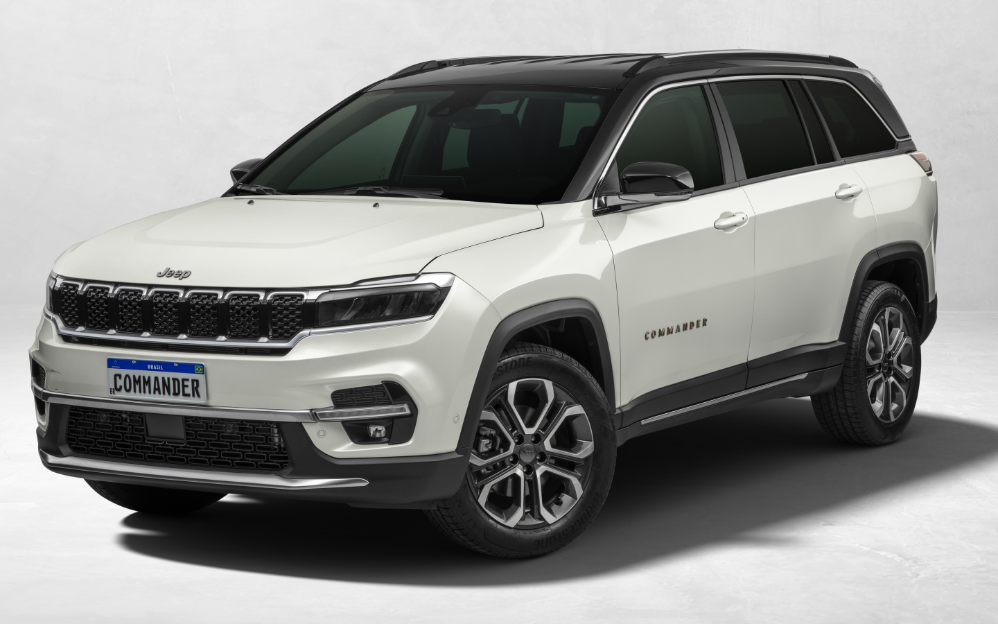 Внедорожник Jeep Commander Limited T270, 2021 года на сером фоне