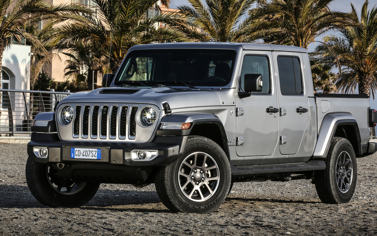 Серебристый пикап Jeep Gladiator Overland 2021 года