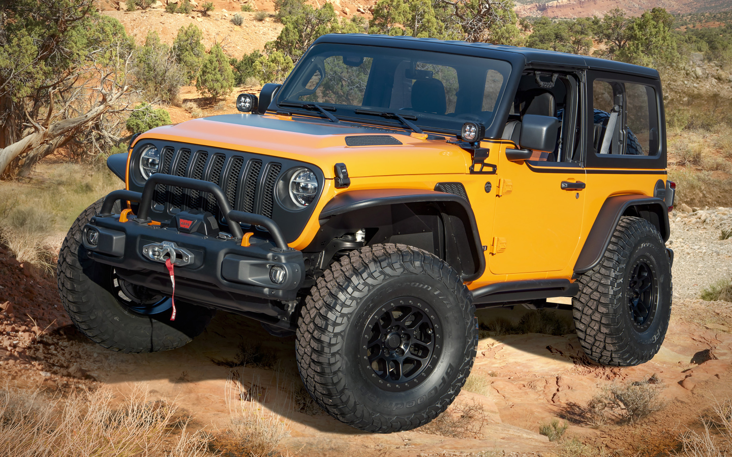 Внедорожник Jeep Orange Peelz 2021 года в горах