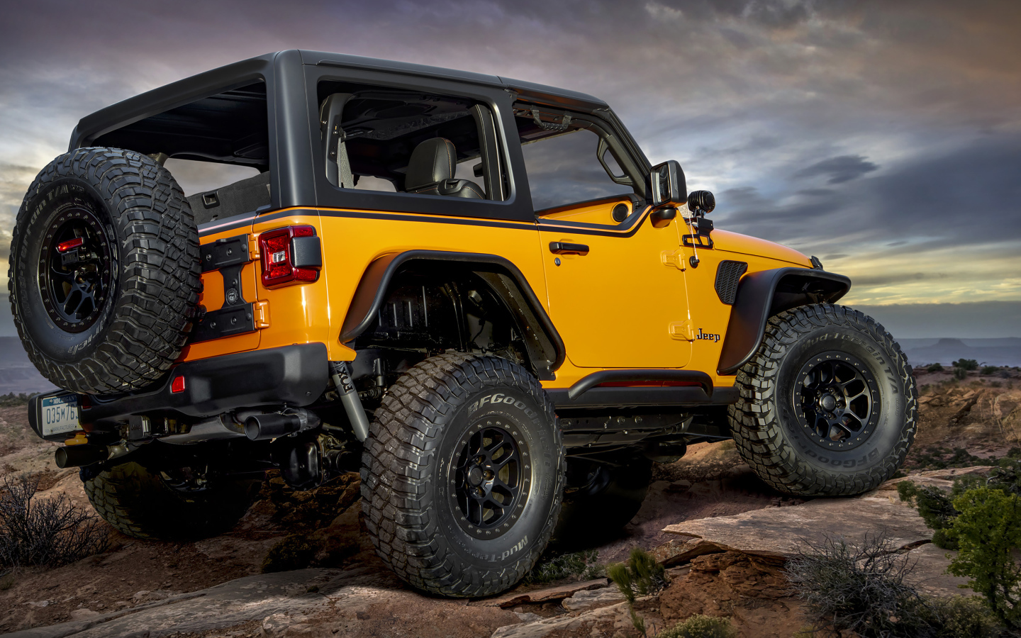 Внедорожник Jeep Orange Peelz 2021 года вид сзади