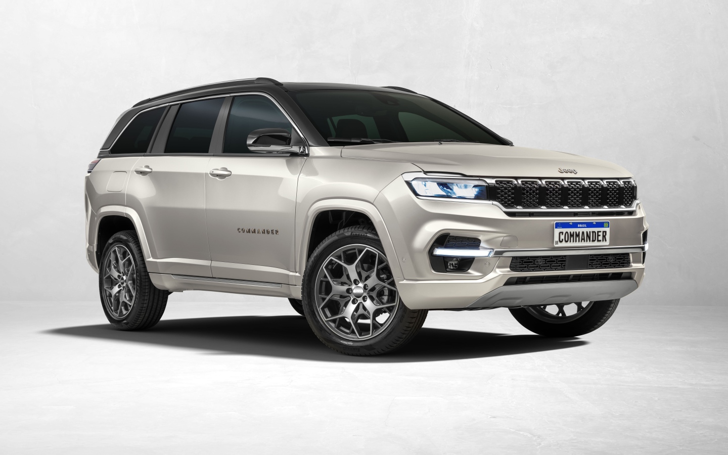 Серебристый внедорожник Jeep Commander Overland 2022 года