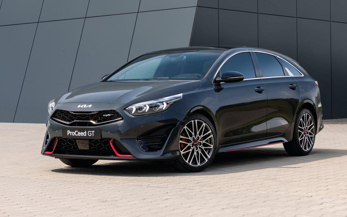 Черный автомобиль Kia ProCeed GT 2021 года у стены