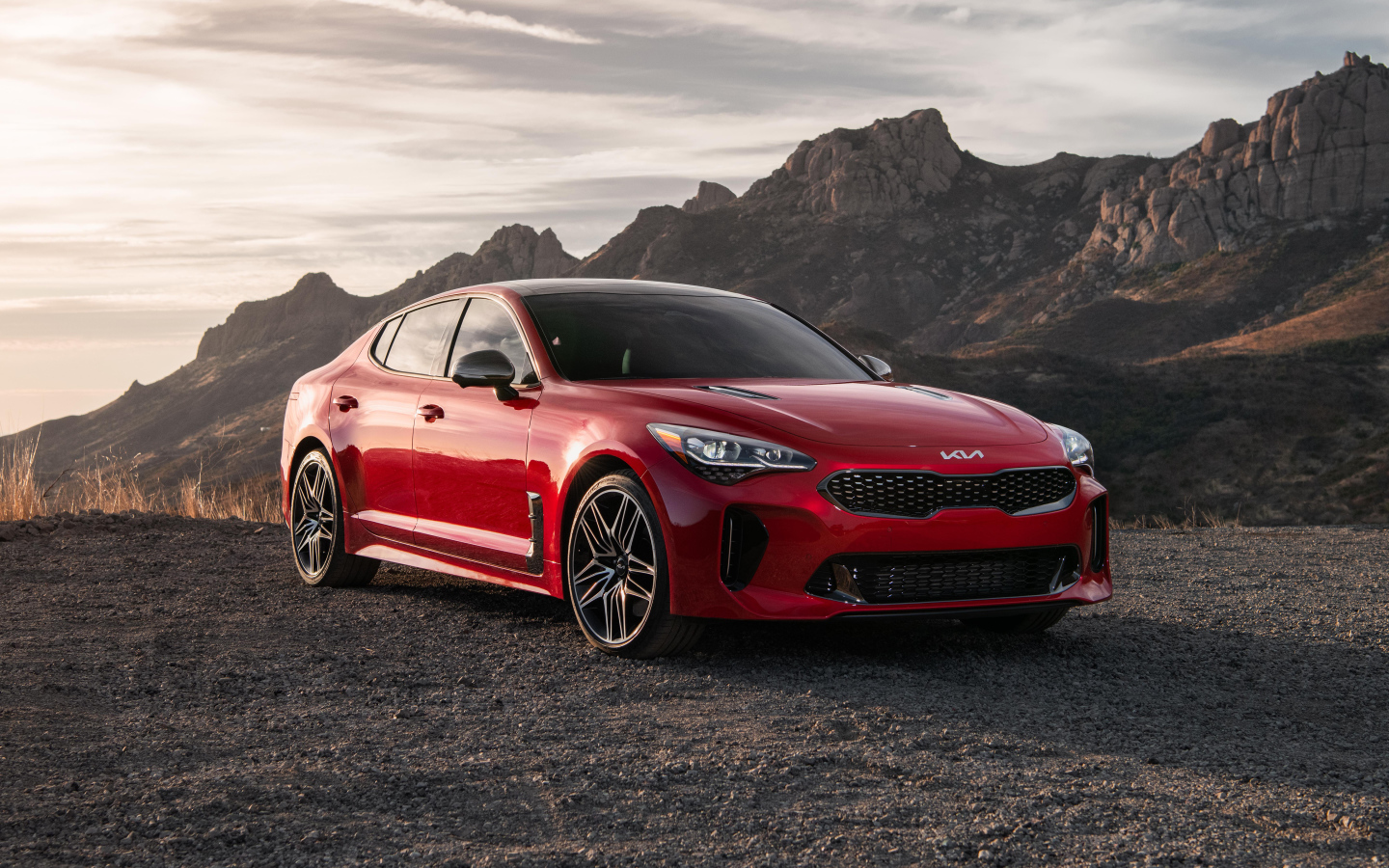 Красный автомобиль  Kia Stinger GT, 2022 года в горах