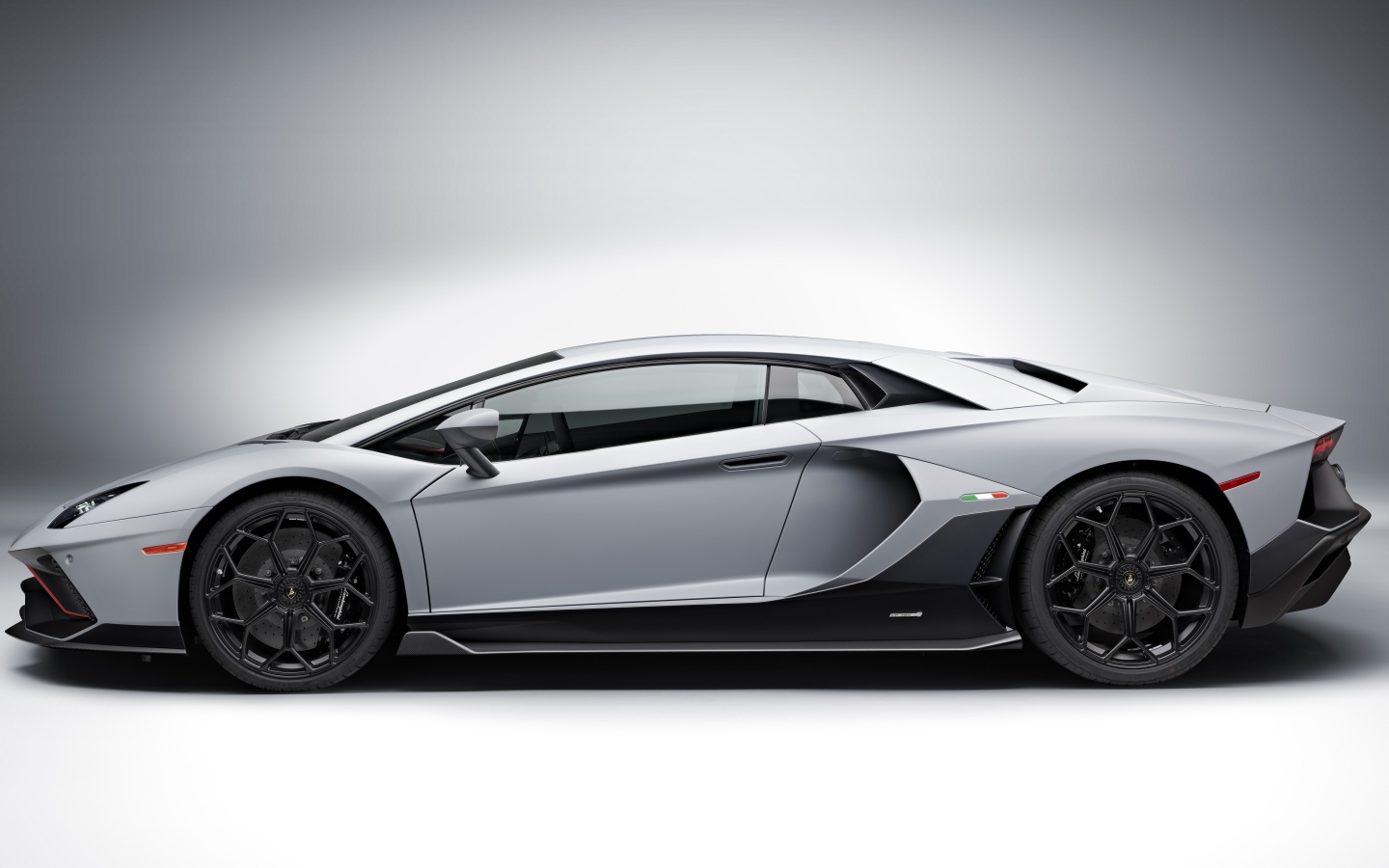 2021 Lamborghini Aventador LP 780-4 Ultimate Silver Side View