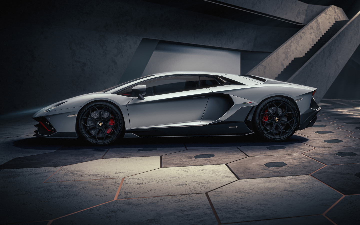 Автомобиль Lamborghini Aventador LP 780-4 Ultimate 2021 года на фоне серой стены