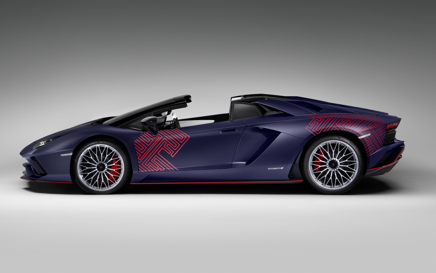 Автомобиль Lamborghini Aventador S, 2021 года вид сбоку