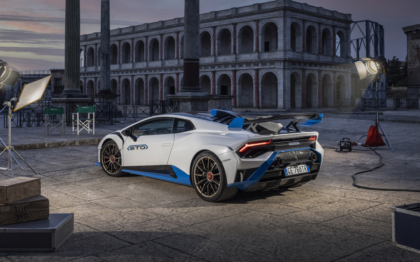 Автомобиль Lamborghini Huracán STO 2021 года вид сзади