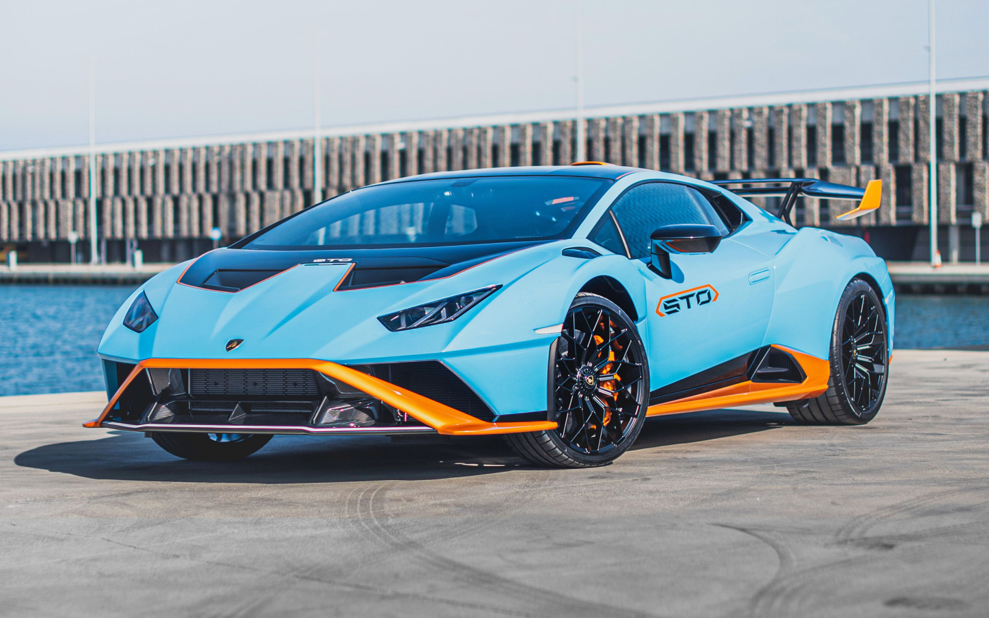 Спортивный автомобиль Lamborghini Huracán STO 2021 года у воды