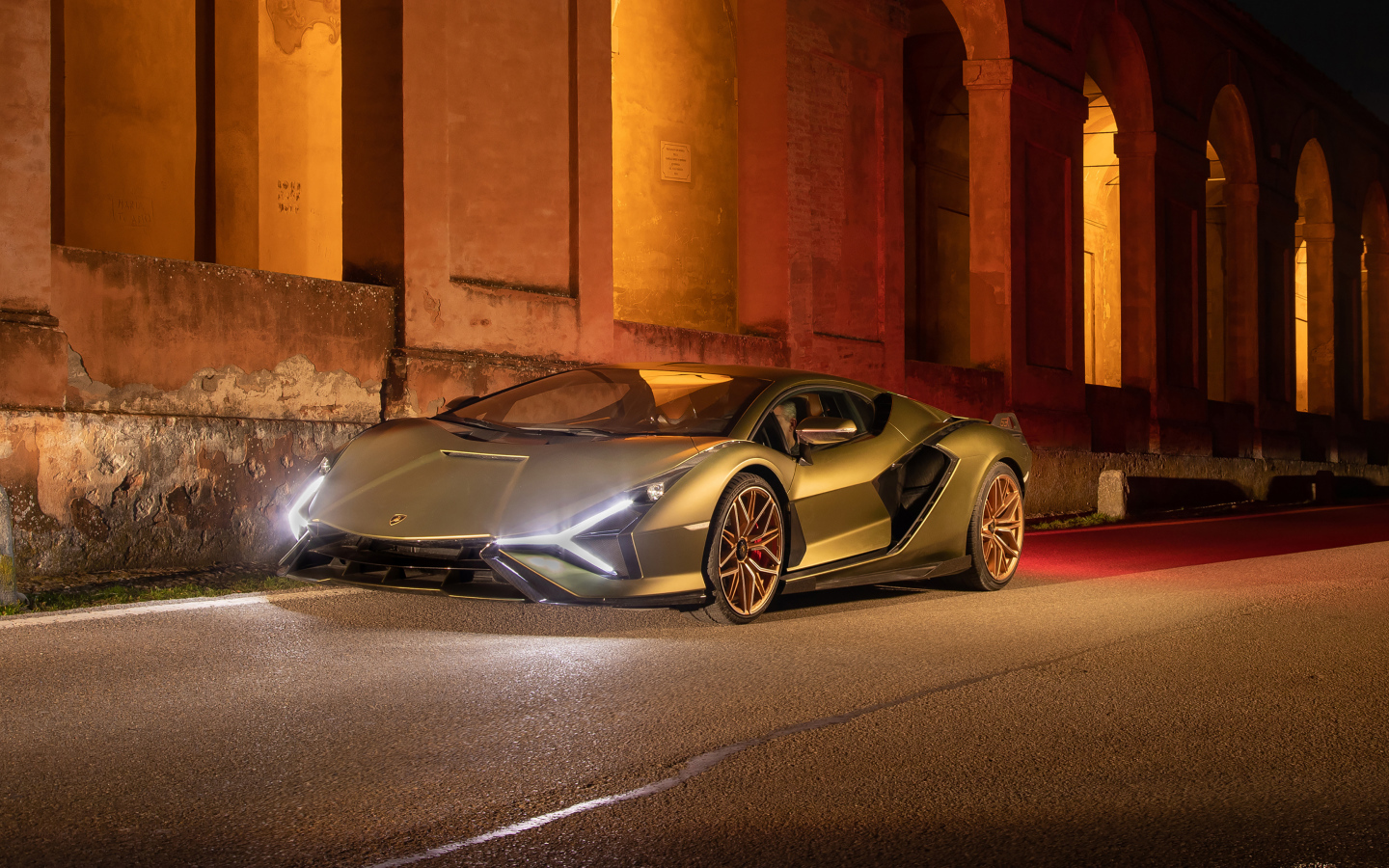 Автомобиль  Lamborghini Sián FKP 37, 2021 года у здания