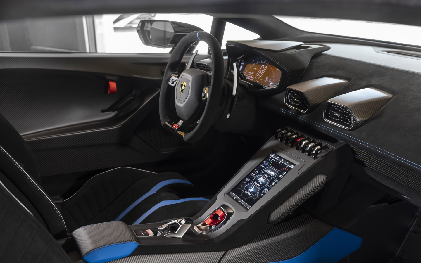 Салон  автомобиля lamborghini huracan, 2021 года 