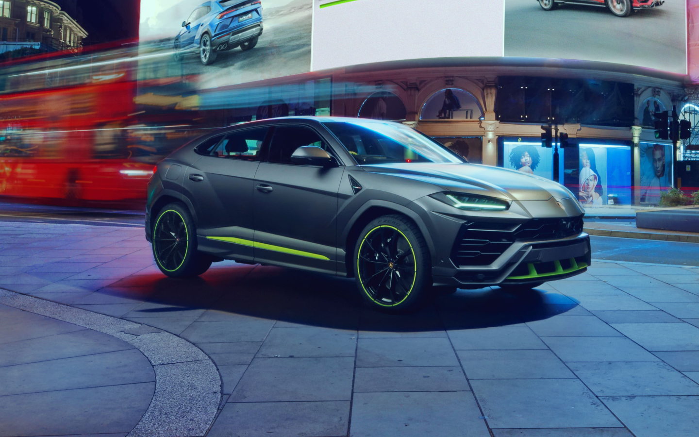Внедорожник Lamborghini Urus в городе
