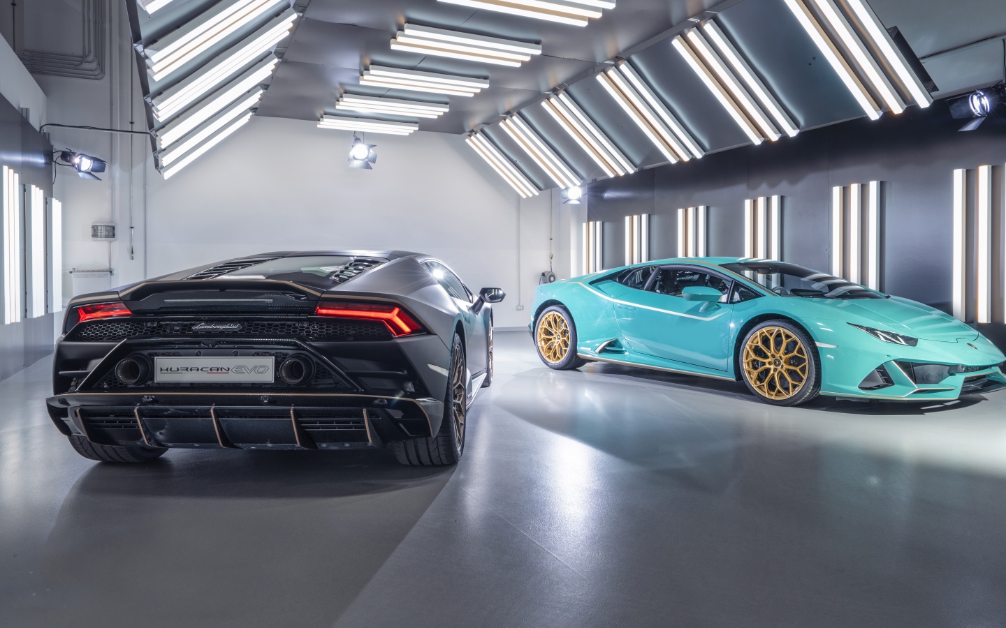 Два автомобиля  Lamborghini Huracán 2021 года в гараже