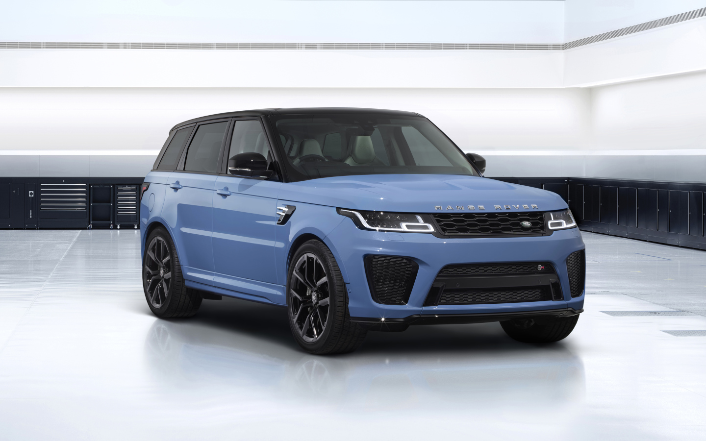Голубой внедорожник Range Rover Sport SVR Ultimate Edition 2021 года вид спереди