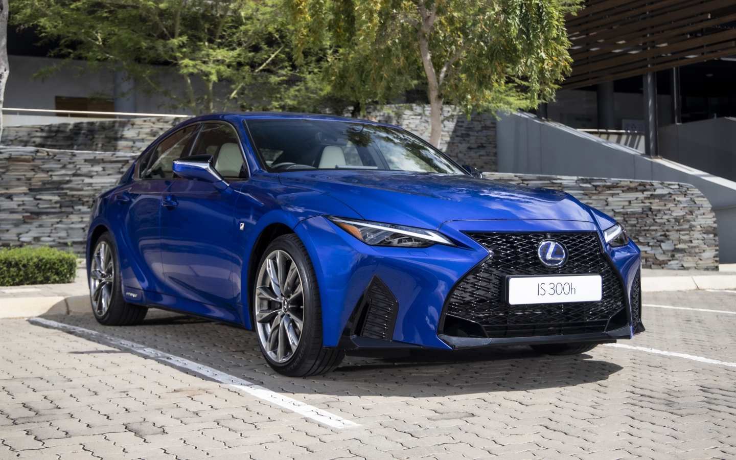 Синий автомобиль Lexus IS 300h F SPORT 2021 года вид спереди