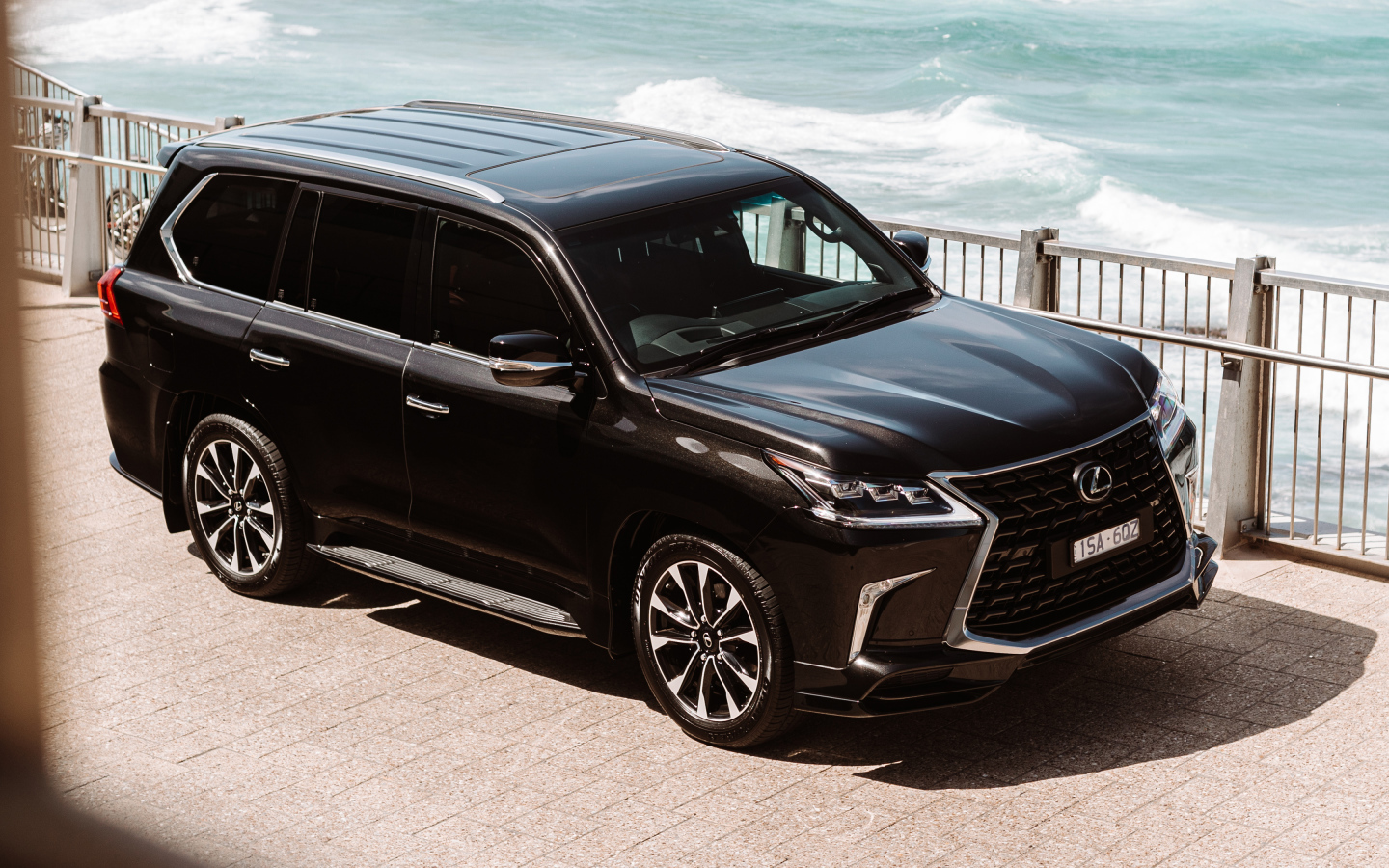 Черный внедорожник Lexus LX 570 S 2021 года у воды