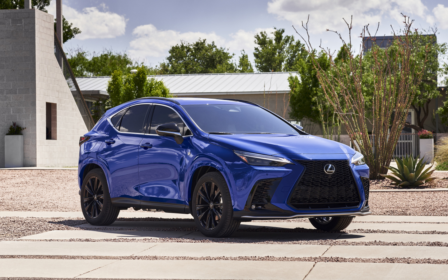 Синий автомобиль Lexus NX 450h+ AWD F SPORT, 2022 года