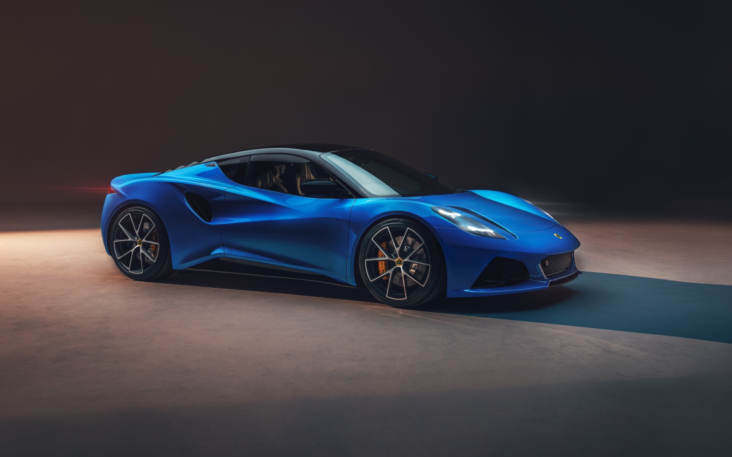 Быстрый автомобиль Lotus Emira First Edition 2021 года