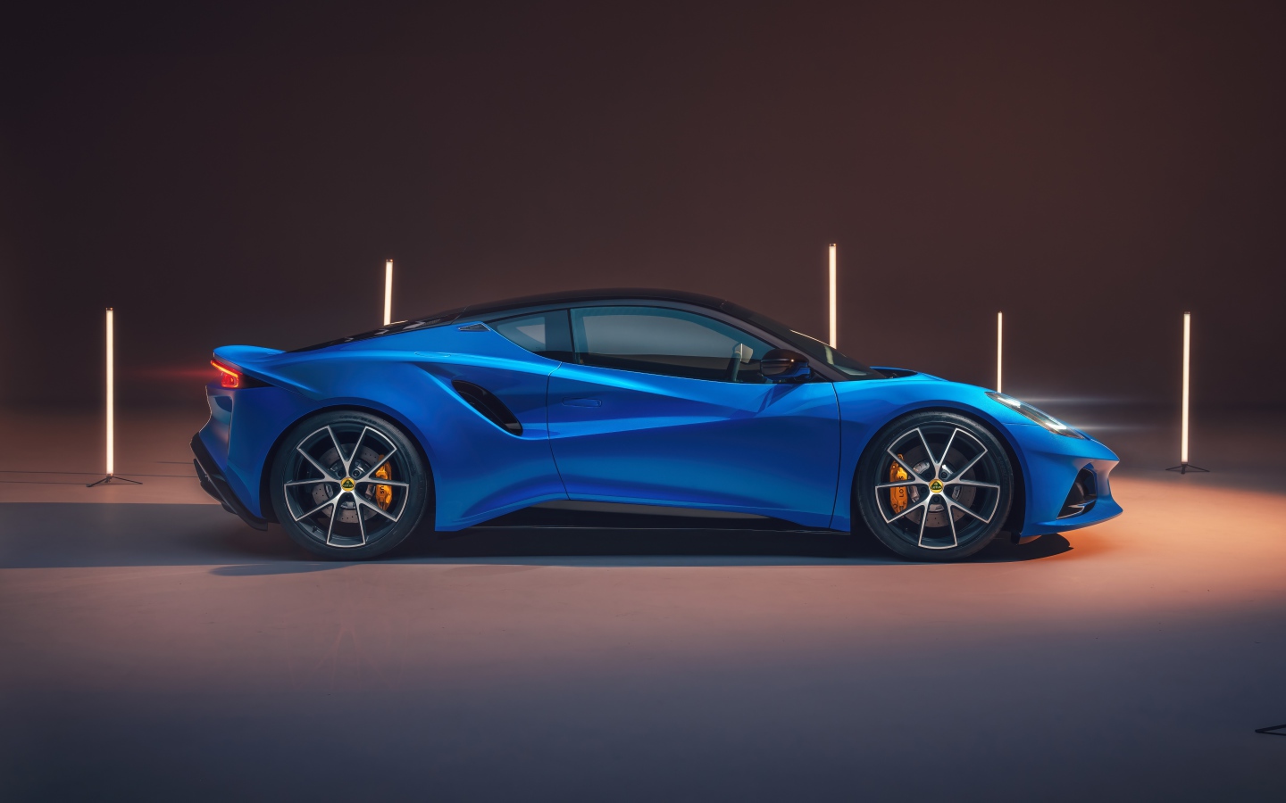 Вид сбоку на автомобиль Lotus Emira First Edition 2021 года