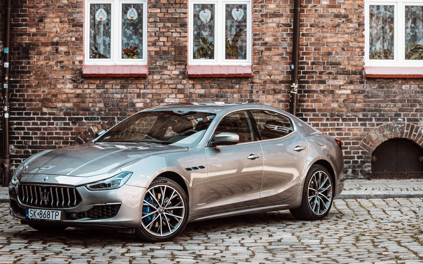 Автомобиль Maserati Ghibli у дома