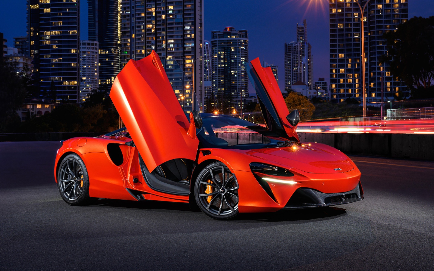 Спортивный автомобиль McLaren Artura 2021 года с открытыми дверями