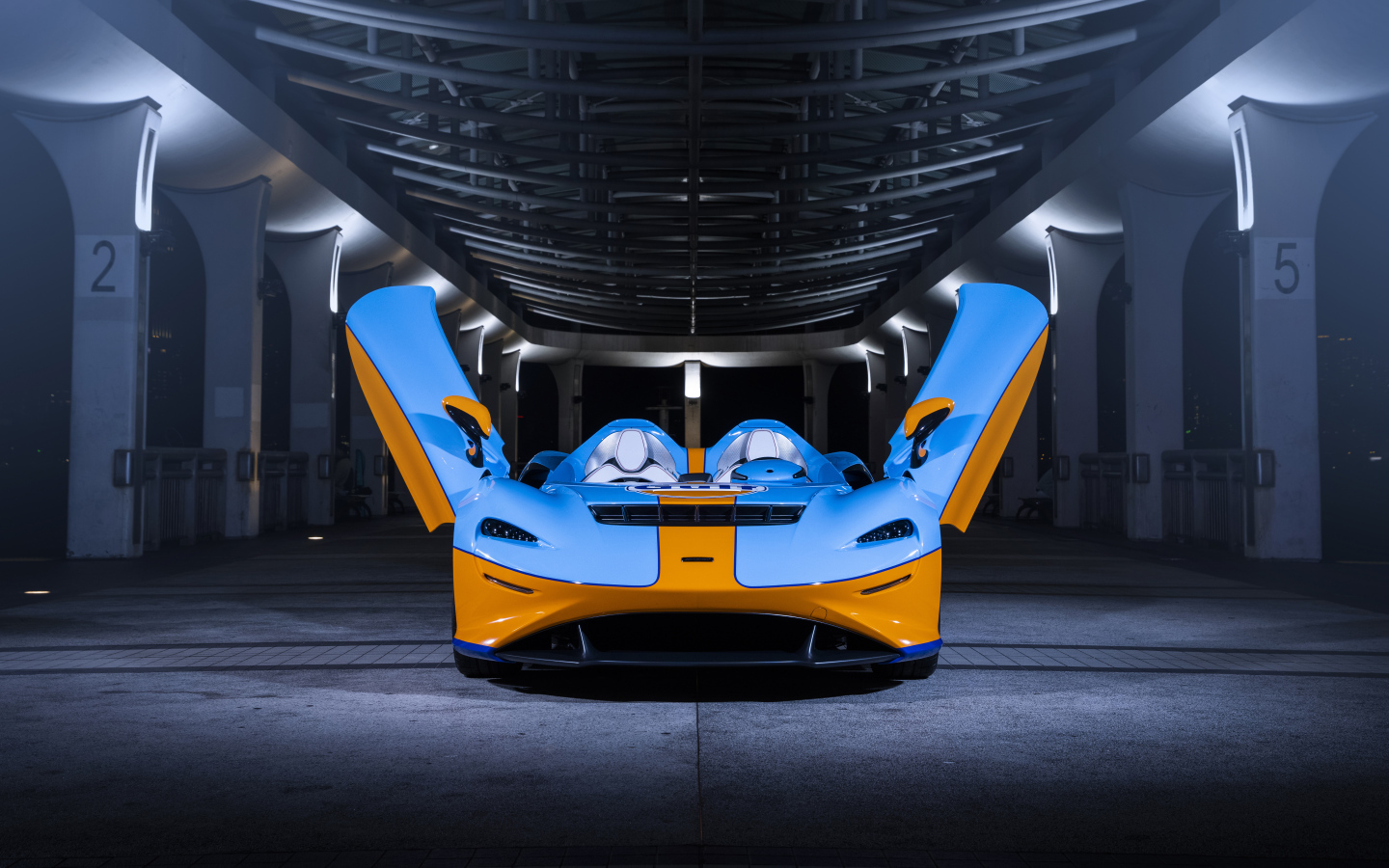 Гоночный автомобиль McLaren Elva Gulf Theme, 2021 года с открытыми дверями