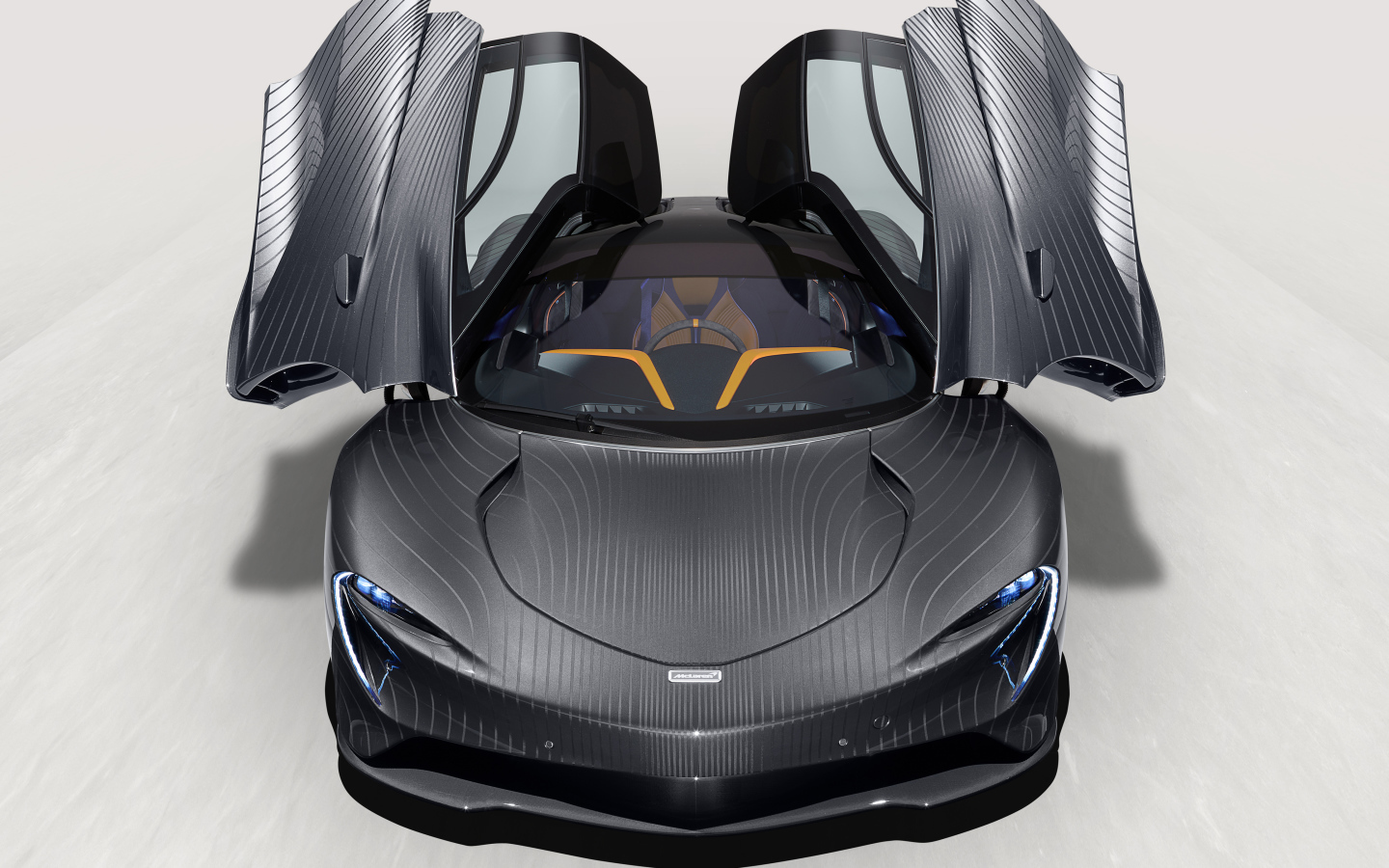 Автомобиль McLaren MSO, 2021 года на белом фоне