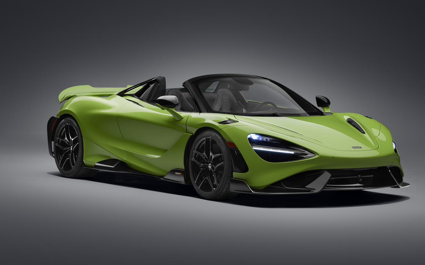 Зеленый автомобиль McLaren 765LT Spider 2022 года на сером фоне