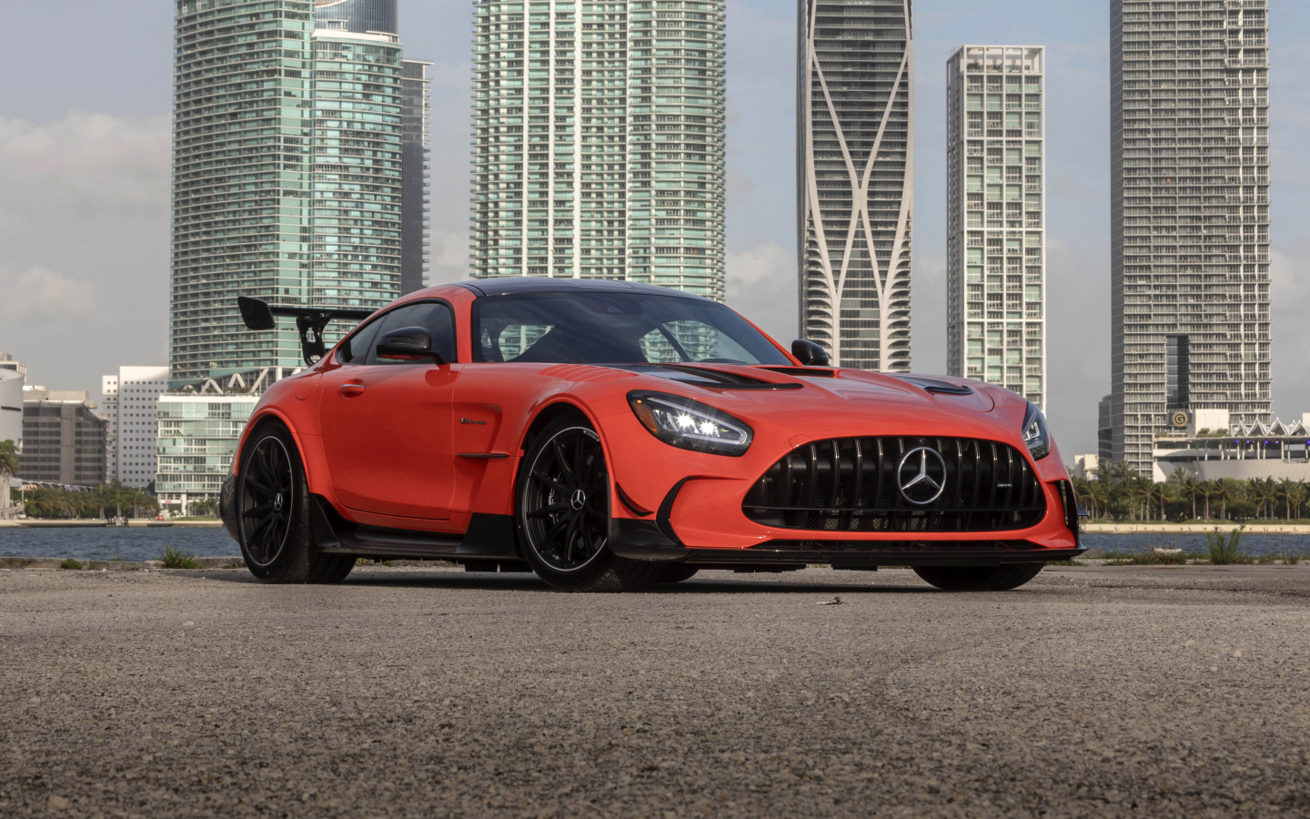 Красный автомобиль Mercedes-AMG GT Black Series 2021 года