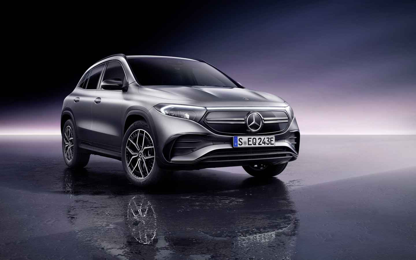 Автомобиль Mercedes-Benz EQA 250 AMG Line 2021  года на сером фоне