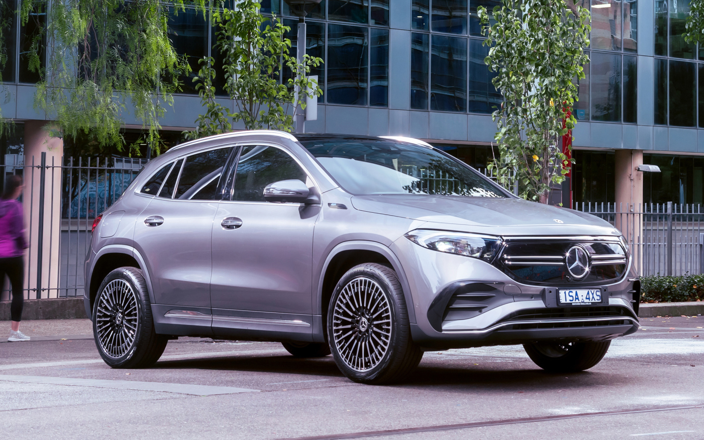 Серебристый автомобиль Mercedes-Benz EQA 250 AMG Line 2021 года