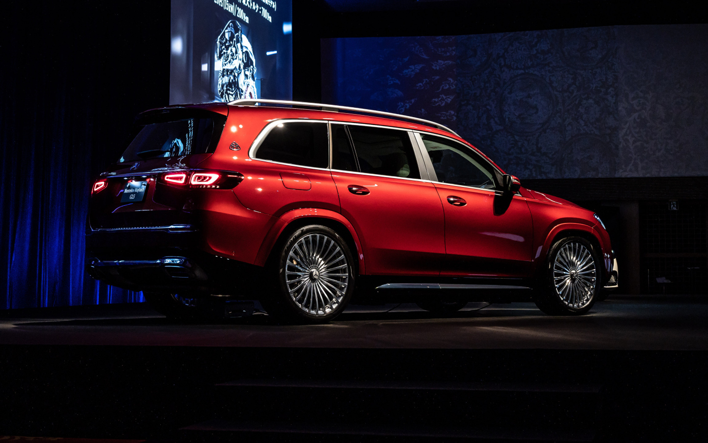 Автомобиль Mercedes-Maybach GLS 600 4MATIC 2021 года вид сзади