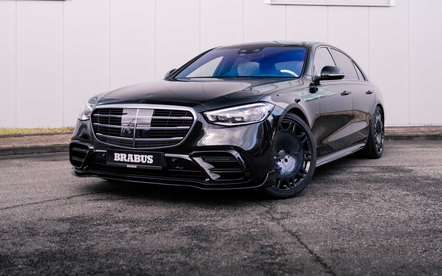 Черный автомобиль BRABUS 500 Mercedes-Benz S 500 L 4MATIC 2021